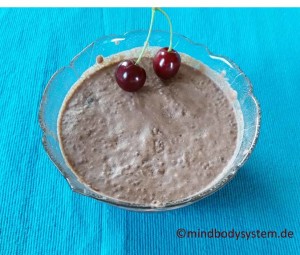 Chia Dessert mit Kokosmilch, Kakao und Kirschen - verfeinert mit Bio Honig