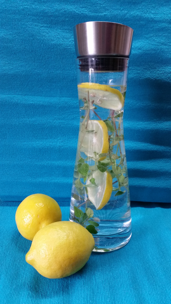 Kräuterlimonade Erfrischende Kräuterlimonade aus natürlichen Zutaten, ohne Zucker und Geschmacksverstärker