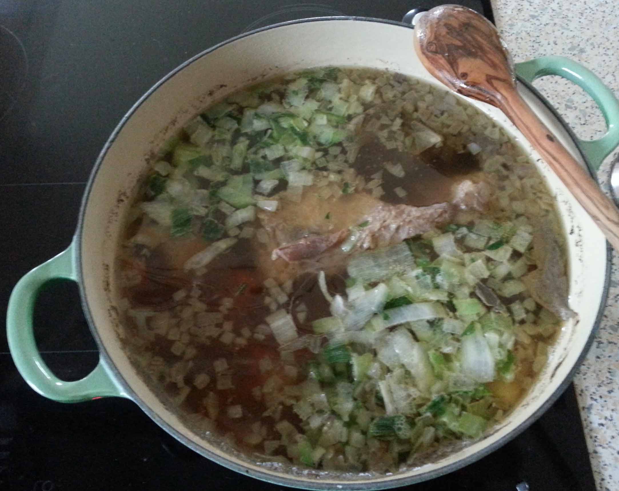 Fleischbrühe Kochtopf Fleischbrühe, Kochen, LowCarb, glutenfrei